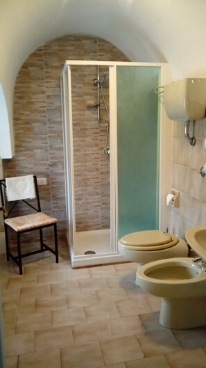 Douche, sèche-cheveux, bidet, serviettes fournies