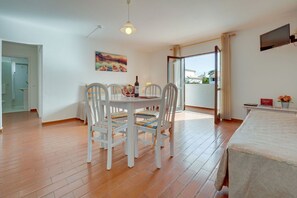 Dining - Scenic Albufeira Getaway Near the Coast and Buzzing Nightlife Scene (Albufeira)