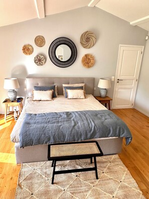 4 chambres, coffres-forts dans les chambres, fer et planche à repasser