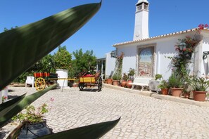 Terrace/patio - Serene Spacious Stay | Perfect for Discovering Algarve’s Coastal Gems (Albufeira)