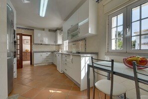 Fridge, microwave, dishwasher, coffee/tea maker - Serene Spacious Stay | Perfect for Discovering Algarve’s Coastal Gems (Albufeira)