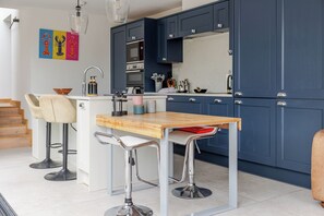 Private kitchen - Elegant Townhouse&Basement in Leamington (Royal Leamington Spa)