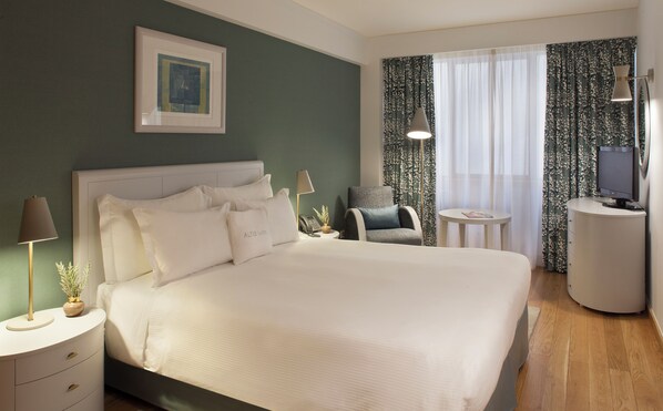 Iron/ironing board, free WiFi, bed sheets