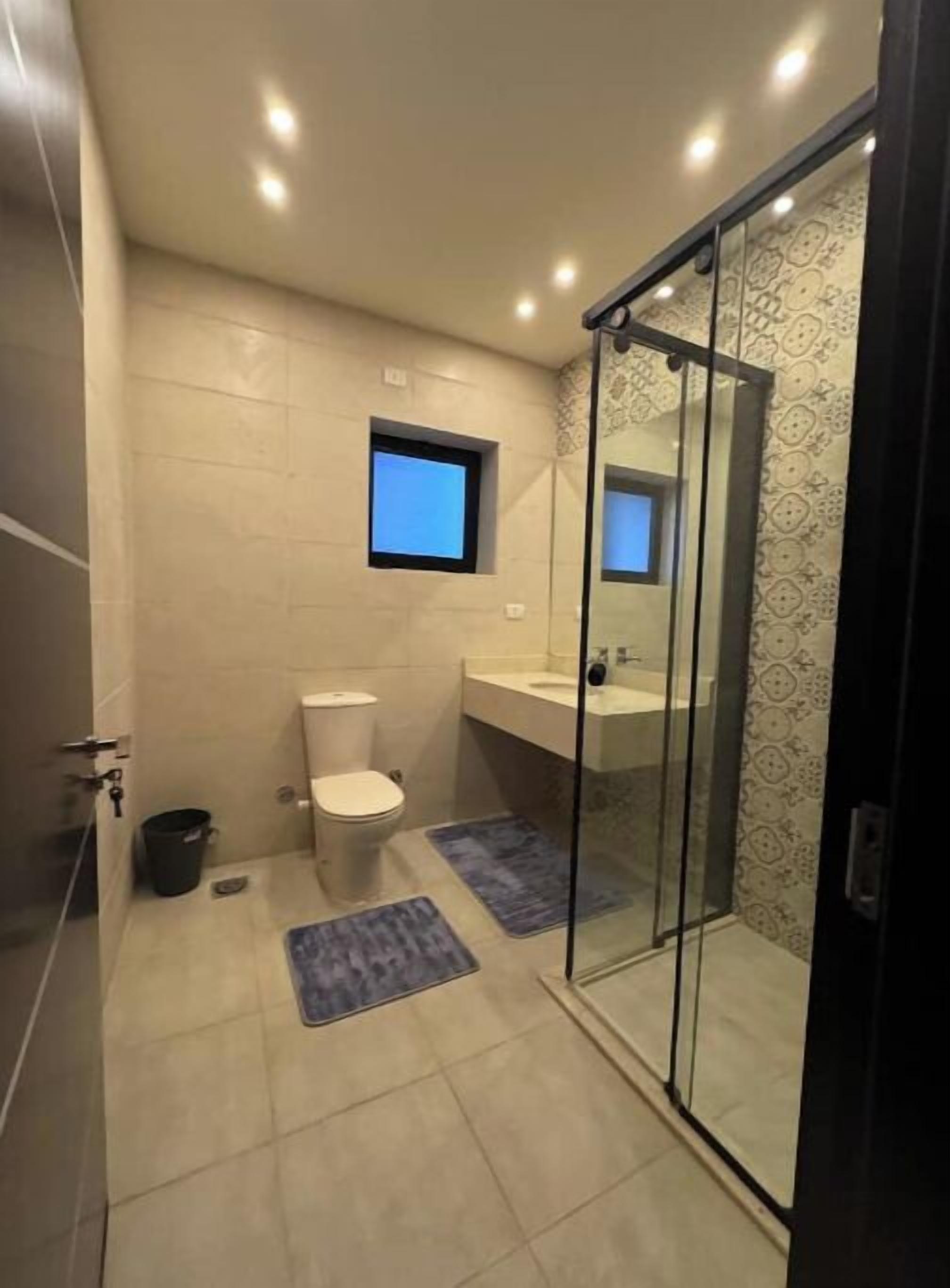 Douche, baignoire à jets, sèche-cheveux, bidet