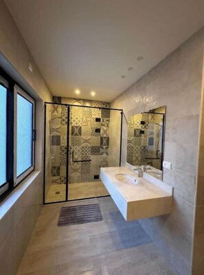 Chuveiro, banheira de hidromassagem, secador de cabelo, bidê