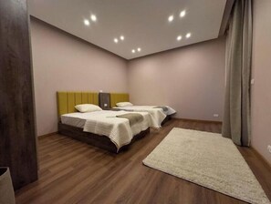3 quartos, ferros/tábuas de passar roupa, Wi-Fi, roupa de cama