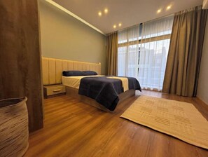 Tabla de planchar con plancha, wifi y ropa de cama