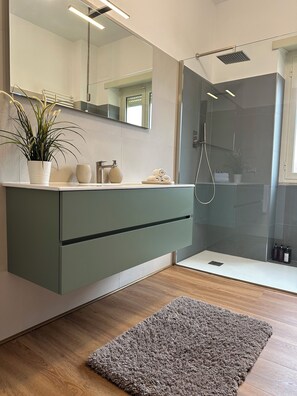 Shower, hair dryer, bidet, towels - La Villa del Cedro (Lazio)