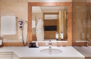 Hair dryer, towels - Blissful Lisboa Getaway at Altis Suites – 2 Family-Friendly Units, Pets Allowed! (Lisboa)