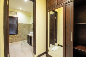 Regadera, secadora de cabello, toallas, papel de baño 