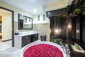Dusche, Haartrockner, HandtĂŒcher, Toilettenpapier