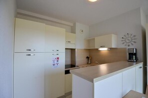 Fridge, microwave, dishwasher, coffee/tea maker