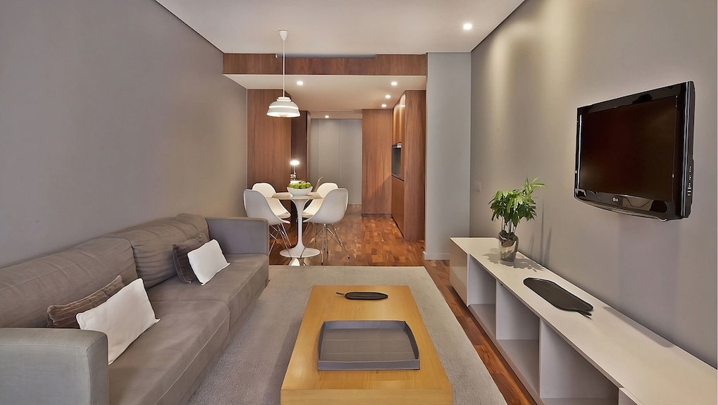 Rooftop Sundeck, Jacuzzi, Pet-friendly, Private Parking At Altis Prime - Seixal