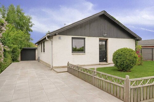 The Lucky Peer – 4BR House with Free Parking, Netflix & WiFi