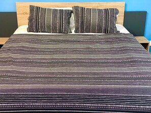 6 bedrooms, iron/ironing board, internet, bed sheets