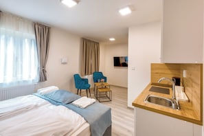 Estúdio urbano, 1 cama King | Wi-Fi de cortesia, roupa de cama