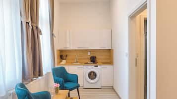 Frigorífico pequeño, placa de cocina y utensilios de cocina