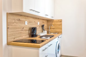Frigobar y utensilios de cocina