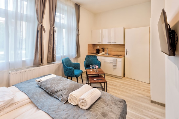Estudio estándar, vista a la ciudad | Wifi gratis y ropa de cama