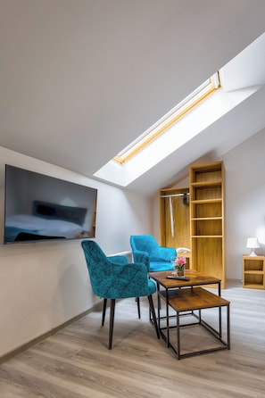 Estúdio urbano, 1 cama King | Wi-Fi de cortesia, roupa de cama