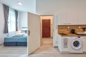 Frigobar, parrilla de estufa y utensilios de cocina