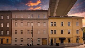 Overnatningsstedets facade – aften/nat