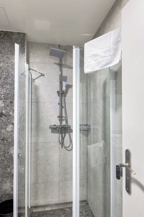 Douche, sèche-cheveux, serviettes fournies, savon