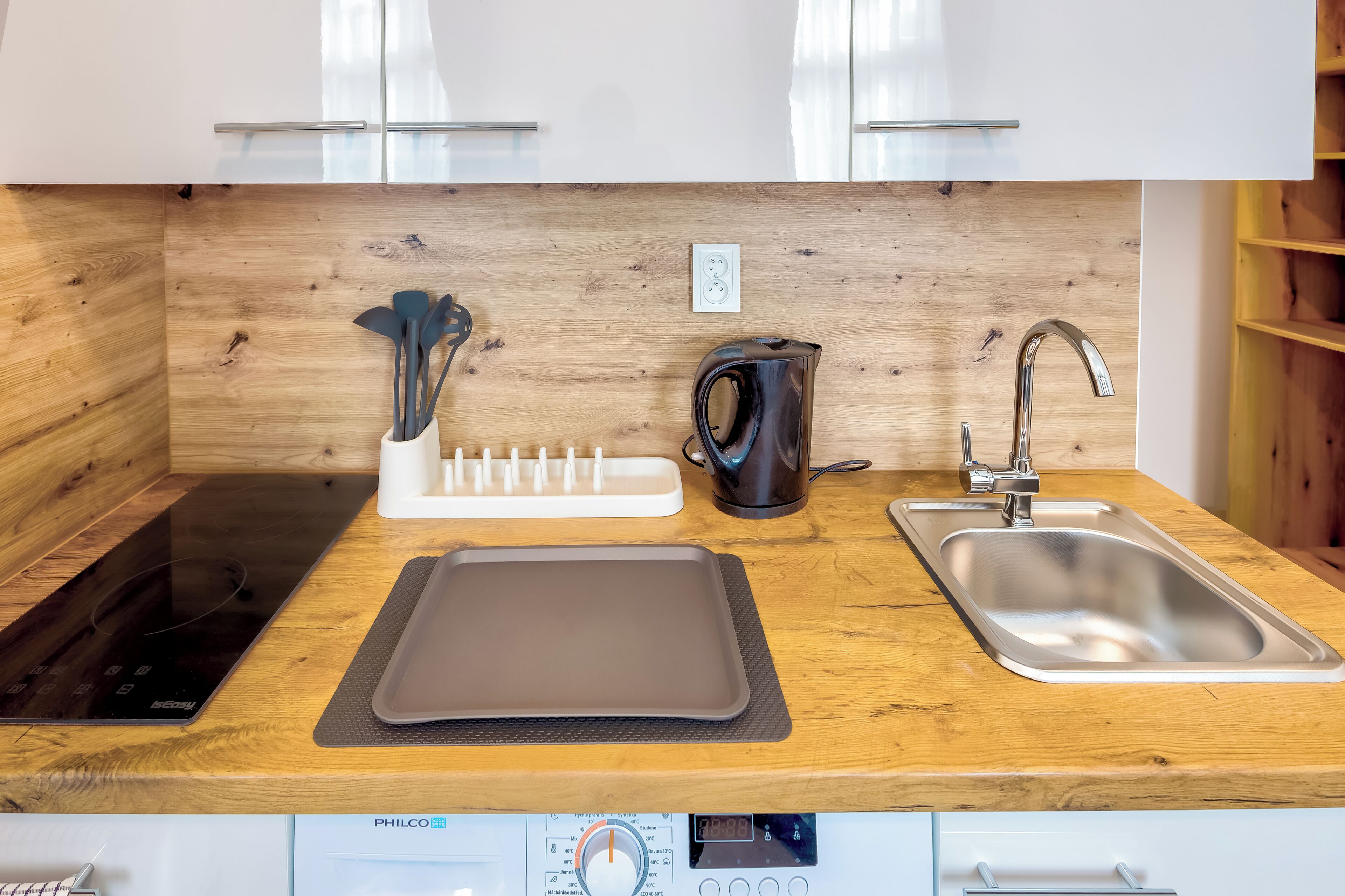 Frigobar, parrilla de estufa y utensilios de cocina 