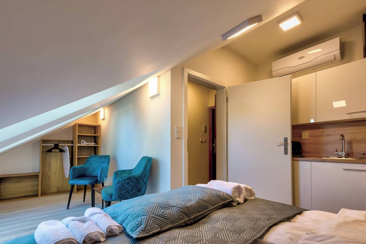 City Studio, 1 King Bed
