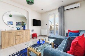 Apartamento, balcón, vistas a la ciudad | Zona de estar | Televisión de 40 pulgadas con canales digitales