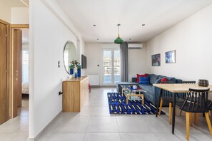 Căn hộ, ban công, quang cảnh thành phố | Khu phòng khách | TV 40-inch có truyền hình kỹ thuật số