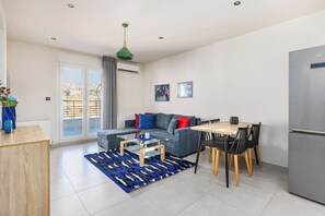 Apartment, Balcony, City View | Living area