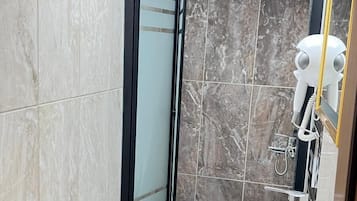 Ducha, secador de pelo, toallas, jabón