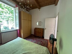 2 bedrooms, iron/ironing board, bed sheets