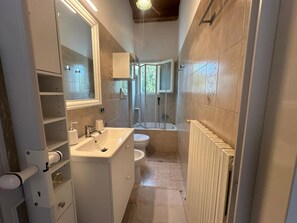 Hair dryer, bidet, towels, soap - Golden House (Castrocaro terme)
