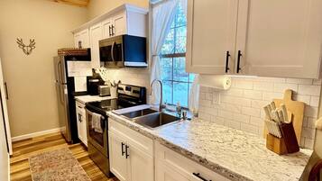 Four à micro-ondes, un four, surface de cuisson