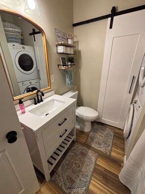 Hair dryer, towels, soap, toilet paper - Newly Renovated Cabin in the Woods 3 kingBeds&Loft (Baldwin)