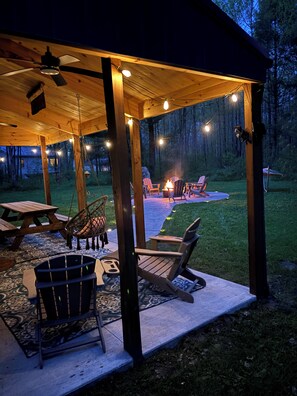Outdoor dining - Newly Renovated Cabin in the Woods 3 kingBeds&Loft (Baldwin)