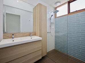 シャワー、タオル、石鹸、トイレットペーパー