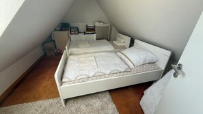 5 bedrooms, iron/ironing board, WiFi, bed sheets