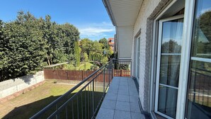 A residential balcony with a view of a garden and neighboring houses. - House in Hannover/Laatzen! contactless check-in (Laatzen)