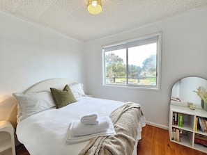 3 bedrooms, iron/ironing board, bed sheets