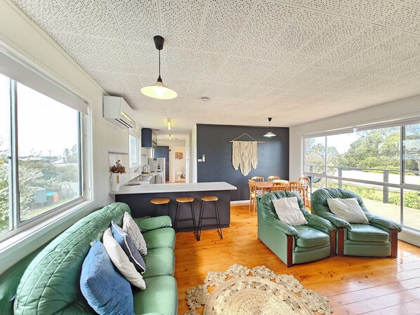 Una televisión, una chimenea