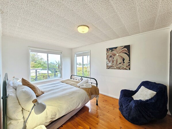 3 bedrooms, iron/ironing board, bed sheets