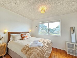 3 dormitorios, tabla de planchar con plancha, ropa de cama