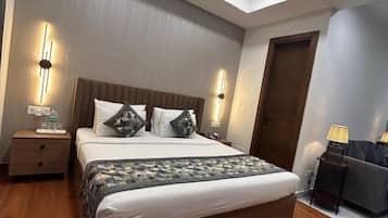 Suite estudio de lujo, vistas a la ciudad | Cortinas opacas, tabla de planchar con plancha, wifi gratis