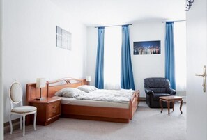 Dobbeltrom – classic | Safe på rommet, skrivebord, blendingsgardiner og wi-fi (inkludert)