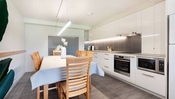 Een koelkast, een magnetron, een oven, een kookplaat