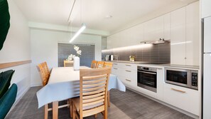 Een koelkast, een magnetron, een oven, een kookplaat