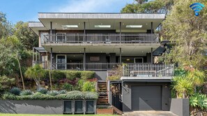 Exterior - Surf N Turf – split-level fun by the sea with ocean walks, tasty eats & space for all! (Kiama)